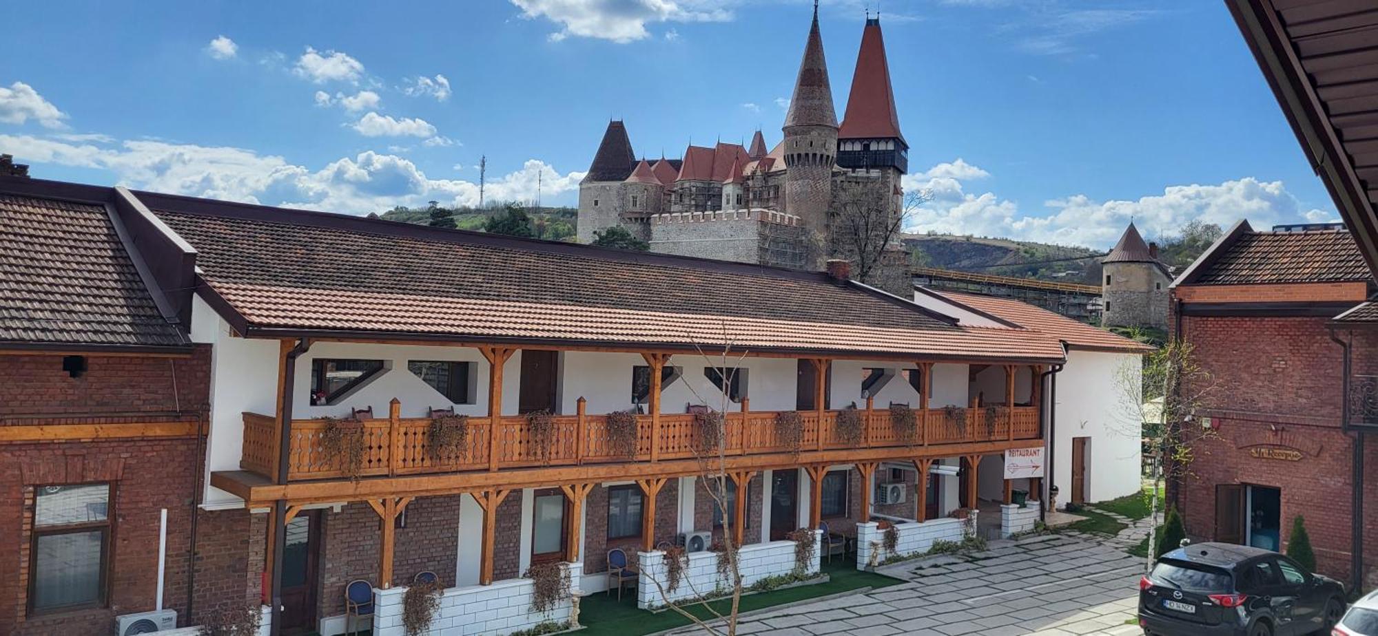 Pensiunea Hanul Huniazilor Хунедоара Екстериор снимка